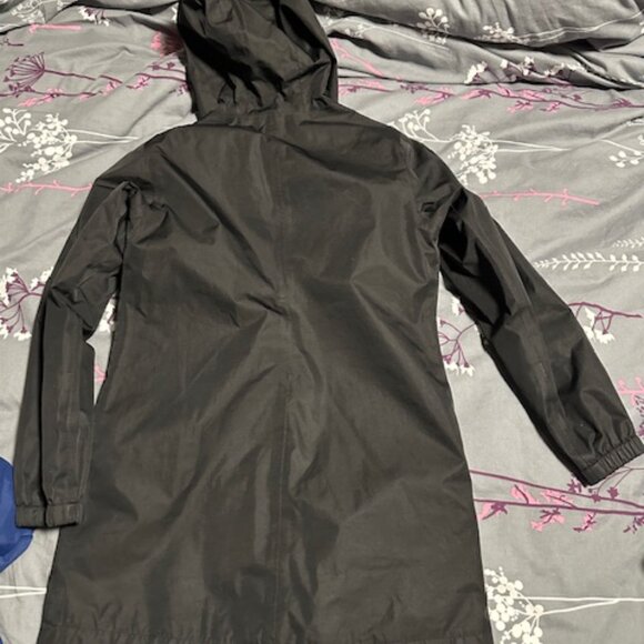 MEC Rain Jacket size 10 youth - Picture 2 of 3